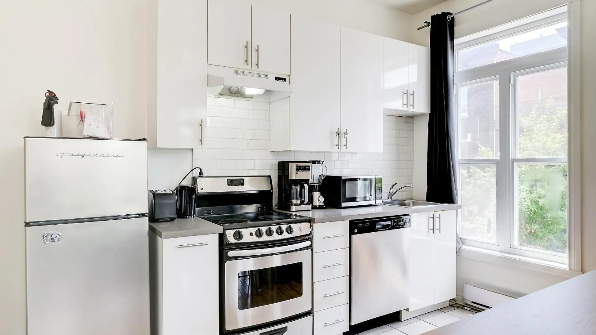 Chez Mont Royal Apartments! Montreal Canada